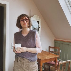 Erikka Slipover V-Neck Strickanleitung [PDF], DE